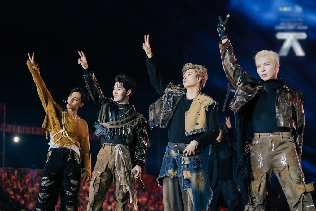 X&ocirc;n xao mức gi&aacute; v&eacute; l&ecirc;n tới 50 triệu đồng, concert Anh Trai Say Hi D-9 đang hứa hẹn điều g&igrave;?- Ảnh 2.