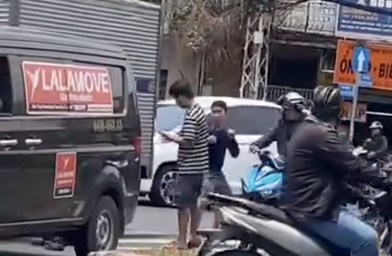 TPHCM: Hai tài xế đánh nhau trên đường Hải Thượng Lãn Ông- Ảnh 1. TPHCM: Hai tài xế đánh nhau trên đường Hải Thượng Lãn Ông- Ảnh 1.