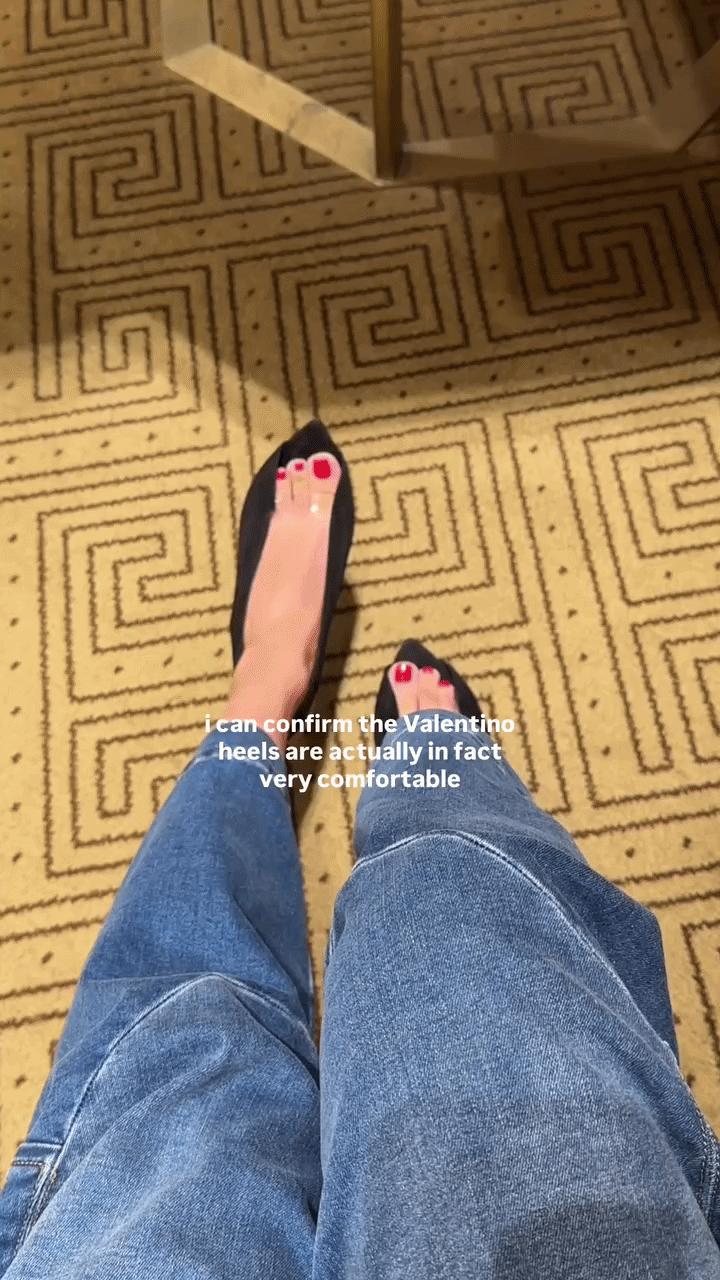 Gi&agrave;y "m&oacute;ng ngựa" của Valentino: 27 triệu đồng cho một thứ khiến ch&acirc;n bạn vừa to vừa kh&ocirc;ng thẩm mỹ c&oacute; xứng đ&aacute;ng?- Ảnh 9.