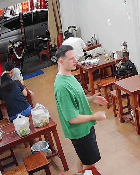 Chủ qu&aacute;n b&uacute;n b&ograve; Huế tung đoạn camera kh&aacute;ch T&acirc;y đứng giữa qu&aacute;n l&agrave;m h&agrave;nh động lạ, netizen quốc tế cũng v&agrave;o b&igrave;nh luận- Ảnh 2.