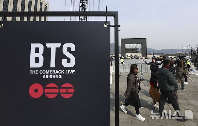 Cảnh sát chặn người mang dao, súng điện vì đêm nhạc BTS- Ảnh 5. Cảnh sát chặn người mang dao, súng điện vì đêm nhạc BTS- Ảnh 5.