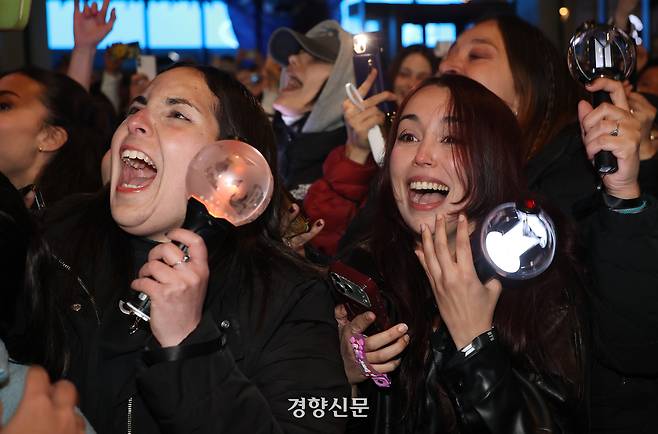 Cảnh sát chặn người mang dao, súng điện vì đêm nhạc BTS- Ảnh 10. Cảnh sát chặn người mang dao, súng điện vì đêm nhạc BTS- Ảnh 10.