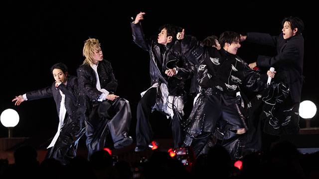 Cảnh sát chặn người mang dao, súng điện vì đêm nhạc BTS- Ảnh 8. Cảnh sát chặn người mang dao, súng điện vì đêm nhạc BTS- Ảnh 8.