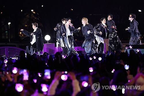 Cảnh sát chặn người mang dao, súng điện vì đêm nhạc BTS- Ảnh 9. Cảnh sát chặn người mang dao, súng điện vì đêm nhạc BTS- Ảnh 9.