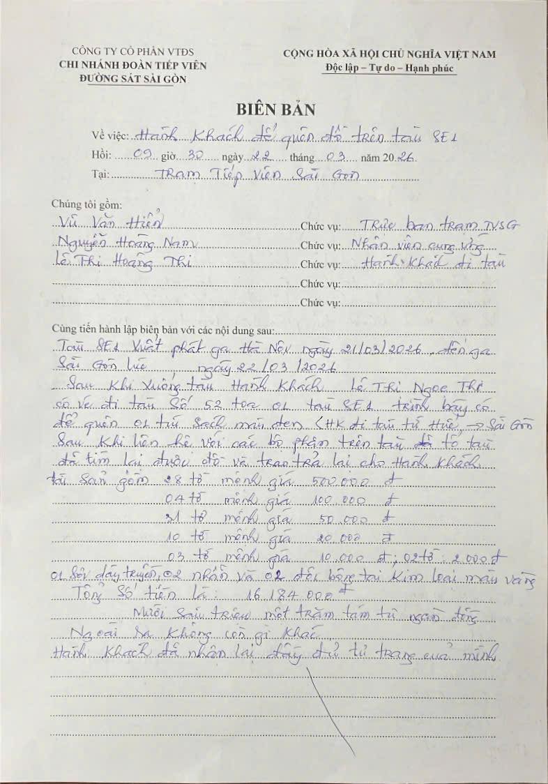 Ph&aacute;t hiện 78 tờ tiền c&oacute; mệnh gi&aacute; từ 2.000 - 500.000 đồng trong chiếc t&uacute;i bỏ qu&ecirc;n tr&ecirc;n chuyến t&agrave;u Bắc - Nam- Ảnh 3.