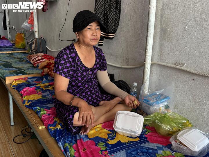 Nghẹn l&ograve;ng cảnh người phụ nữ ung thư đeo ống dẫn lưu, lủi thủi nấu bữa trưa- Ảnh 4.