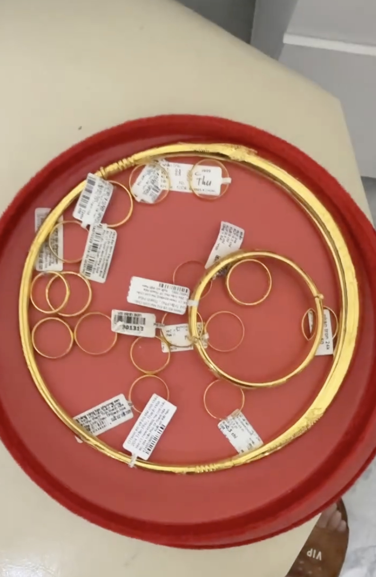 C&ocirc; g&aacute;i H&agrave; Nội sốc nặng khi b&aacute;n 2 c&acirc;y v&agrave;ng cưới ước t&iacute;nh 326 triệu, chủ tiệm chỉ đưa 312 triệu, netizen: Vậy l&agrave; ch&iacute;nh x&aacute;c rồi!- Ảnh 2.