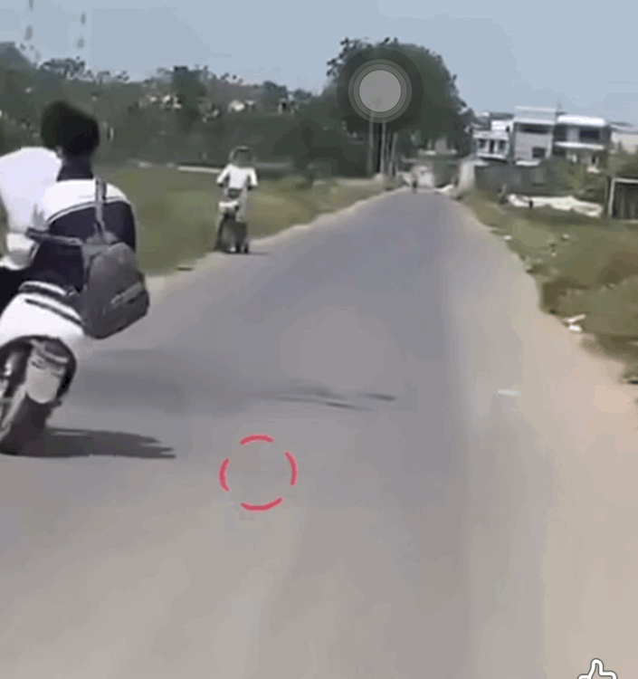 Hai nam sinh lái xe lạng lách, tông vào một phụ nữ dừng xe ven đường để tránh- Ảnh 1. Hai nam sinh lái xe lạng lách, tông vào một phụ nữ dừng xe ven đường để tránh- Ảnh 1.