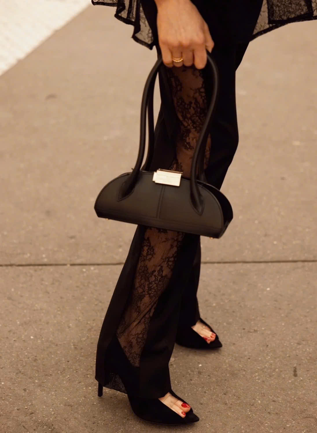 Gi&agrave;y "m&oacute;ng ngựa" của Valentino: 27 triệu đồng cho một thứ khiến ch&acirc;n bạn vừa to vừa kh&ocirc;ng thẩm mỹ c&oacute; xứng đ&aacute;ng?- Ảnh 6.