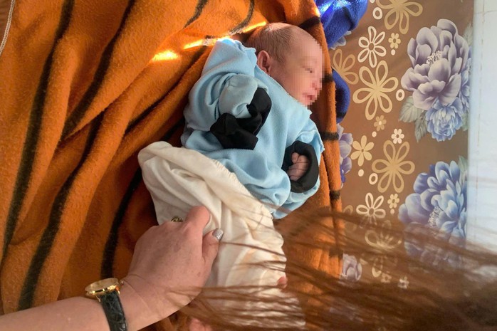 Phát hiện bé sơ sinh bị bỏ rơi trong rẫy cà phê ở Gia Lai- Ảnh 1. Phát hiện bé sơ sinh bị bỏ rơi trong rẫy cà phê ở Gia Lai- Ảnh 1.