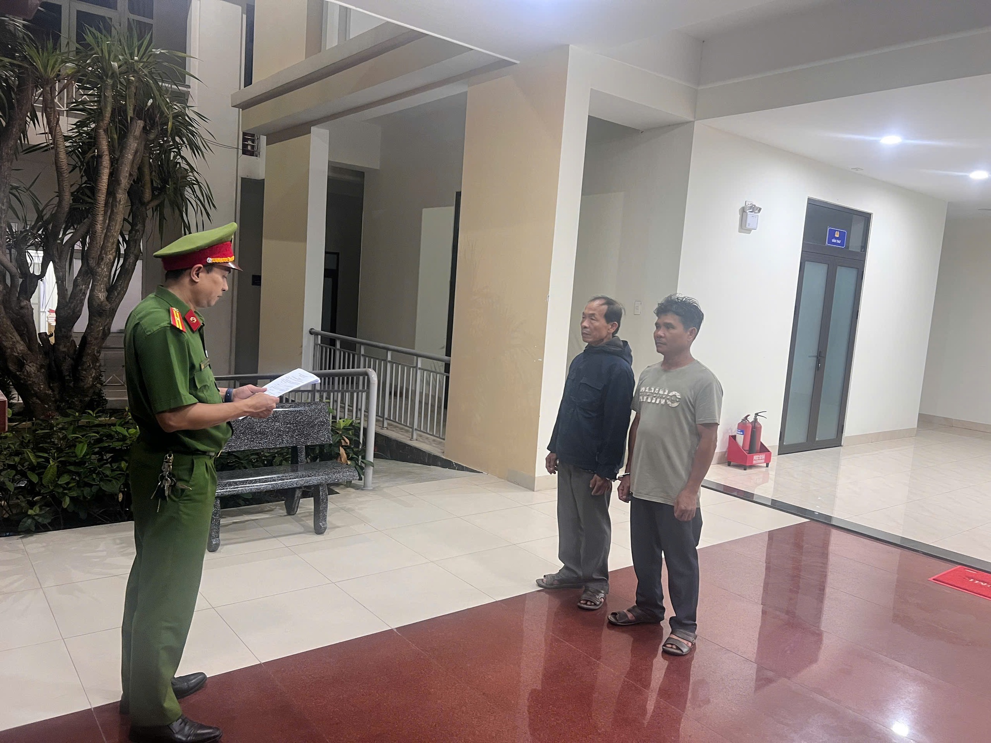 Đà Nẵng: Hai gã hàng xóm 53 tuổi dụ dỗ, xâm hại bé gái 13 tuổi- Ảnh 1. Đà Nẵng: Hai gã hàng xóm 53 tuổi dụ dỗ, xâm hại bé gái 13 tuổi- Ảnh 1.