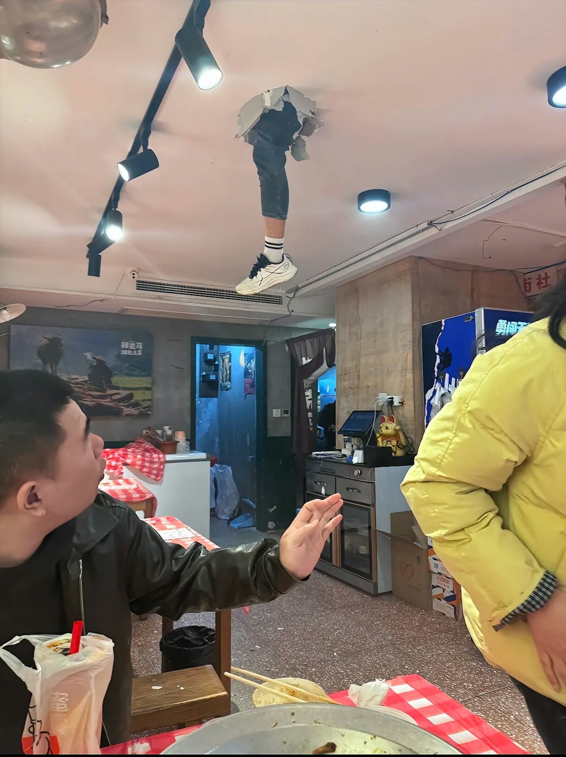 Trung Quốc: Đang dùng bữa, khách hàng tá hỏa thấy chân người rơi xuống từ trần nhà vỡ toác- Ảnh 1. Trung Quốc: Đang dùng bữa, khách hàng tá hỏa thấy chân người rơi xuống từ trần nhà vỡ toác- Ảnh 1.