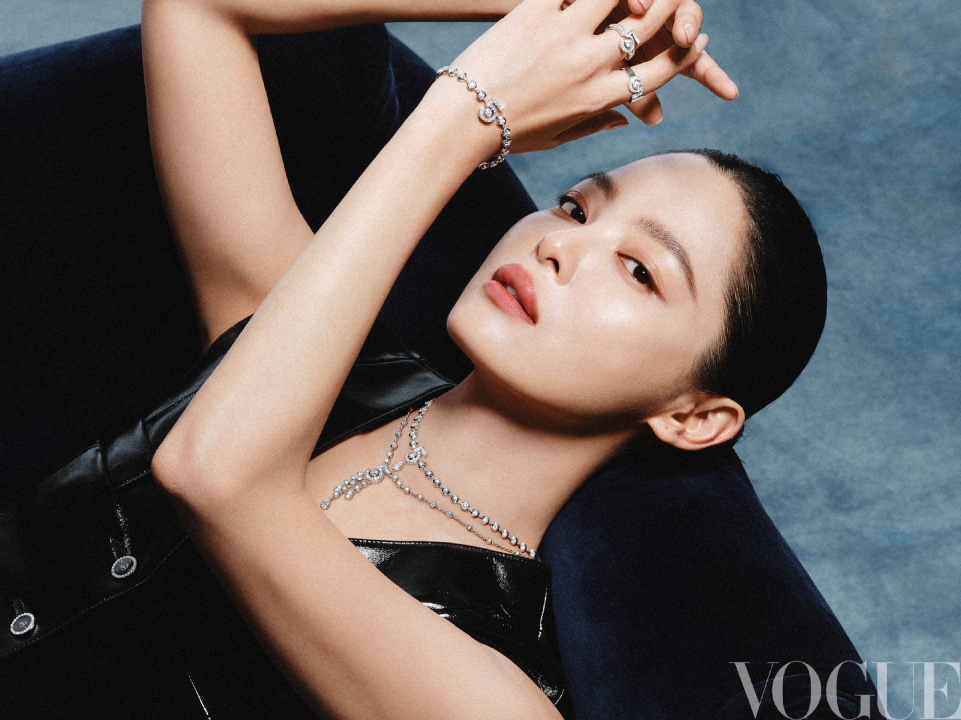 Mỹ nh&acirc;n phim cung đấu ăn đậu hủ thối v&ocirc; tư nhả v&agrave;o tay trợ l&yacute;- Ảnh 1.