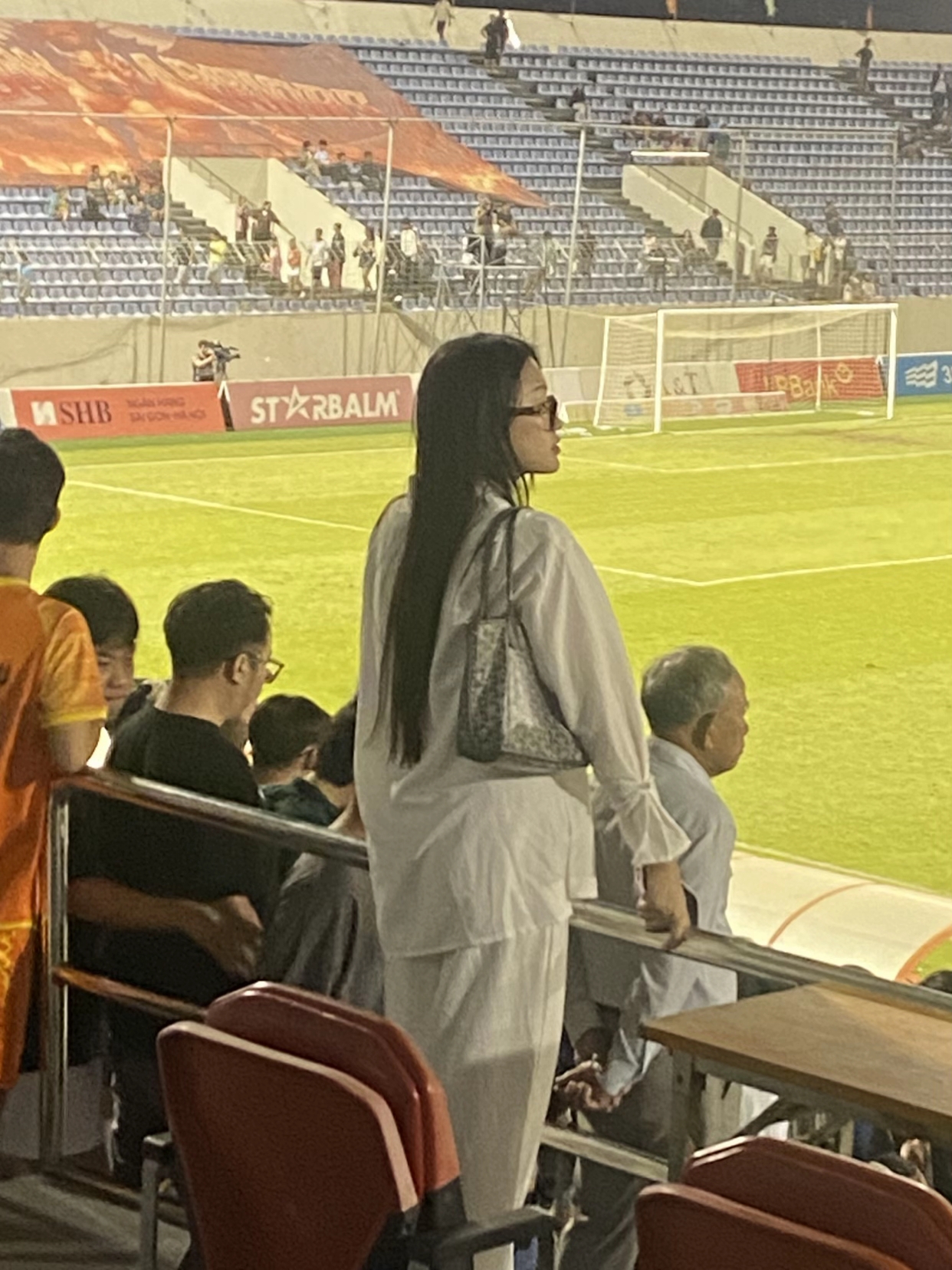 Kh&ocirc;ng nhận ra Do&atilde;n Hải My qua "camera thường" khi đi cổ vũ Văn Hậu, sao kh&aacute;c ảnh tr&ecirc;n mạng lắm!- Ảnh 1.