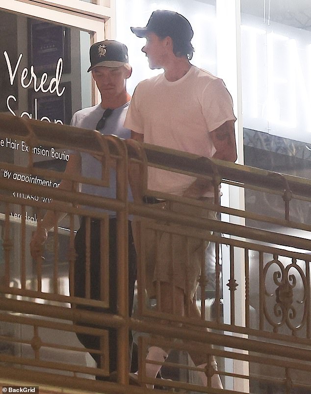 Brooklyn Beckham "ngó lơ" cha ruột David Beckham, đi ăn tối cùng bạn bè giữa tin đồn rạn nứt- Ảnh 2. Brooklyn Beckham "ngó lơ" cha ruột David Beckham, đi ăn tối cùng bạn bè giữa tin đồn rạn nứt- Ảnh 2.