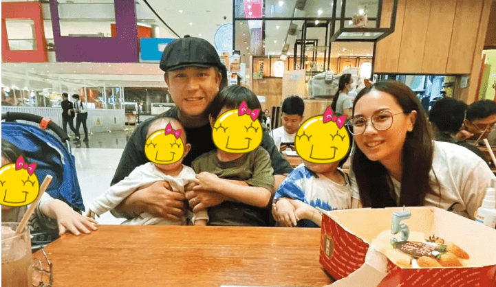 Nam thần thanh xu&acirc;n bị hủy hoại v&igrave; 1 scandal: Giờ đi ph&aacute;t tờ rơi khu&acirc;n v&aacute;c, xin từng hộp sữa nu&ocirc;i 4 con thơ- Ảnh 3.