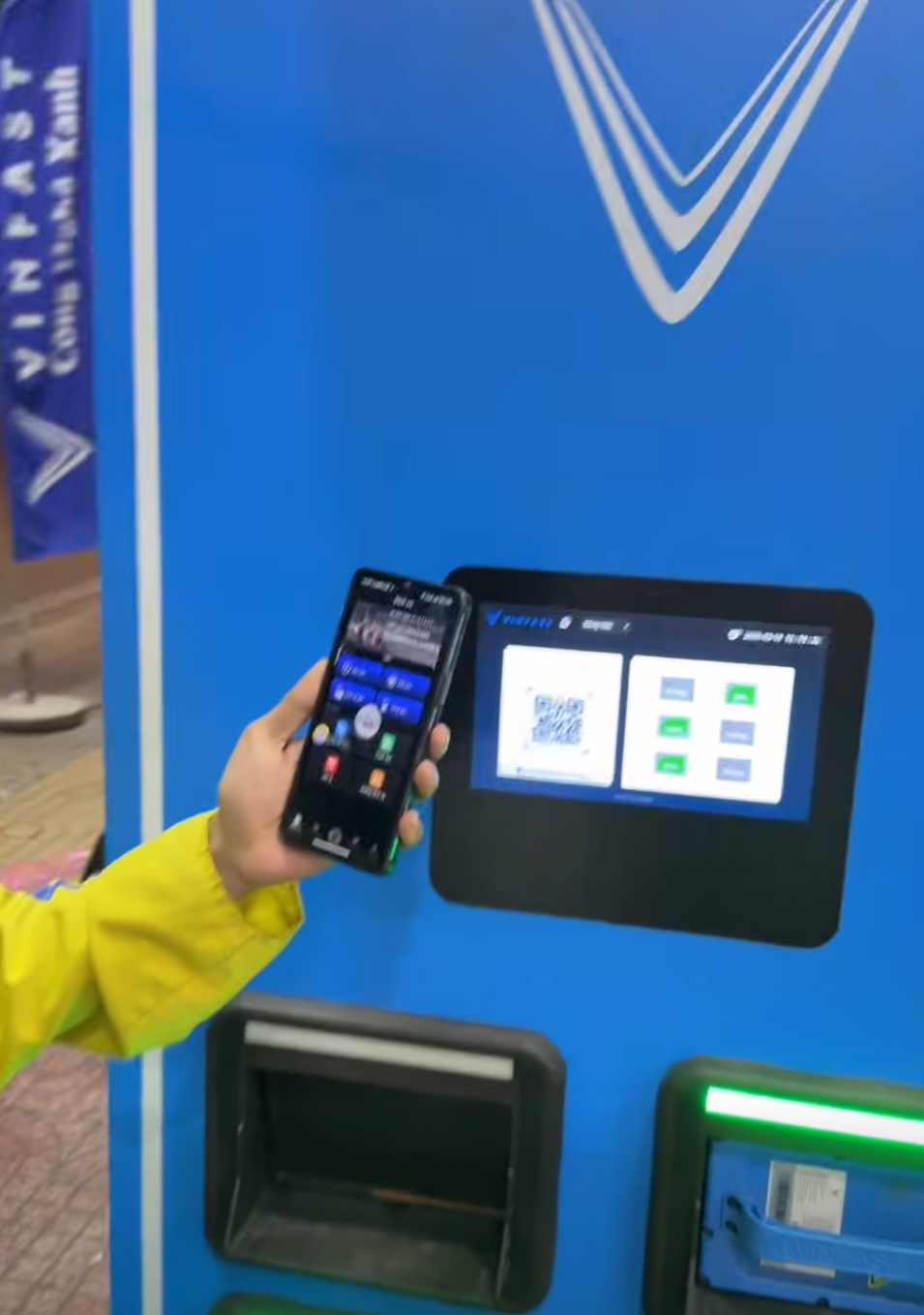 Đổi pin giờ nhanh như thế này thì sao phải đi xe xăng nữa nhỉ?- Ảnh 2. Đổi pin giờ nhanh như thế này thì sao phải đi xe xăng nữa nhỉ?- Ảnh 2.