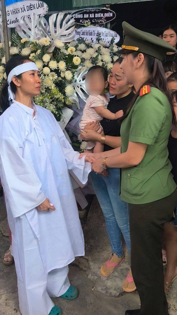 Căn nhà nhỏ ngày tang lễ của Thiếu tá hy sinh trong vụ "cát tặc", hình ảnh người vợ trẻ ôm con 8 tháng tuổi đầy xót xa- Ảnh 3. Căn nhà nhỏ ngày tang lễ của Thiếu tá hy sinh trong vụ "cát tặc", hình ảnh người vợ trẻ ôm con 8 tháng tuổi đầy xót xa- Ảnh 3.