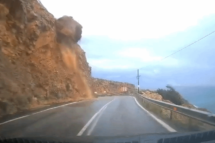 Đang đi tr&ecirc;n đường n&uacute;i, chiếc &ocirc; t&ocirc; bị đất đ&aacute; đổ xuống lấp k&iacute;n xe, camera ghi lại khoảnh khắc kinh ho&agrave;ng- Ảnh 1.