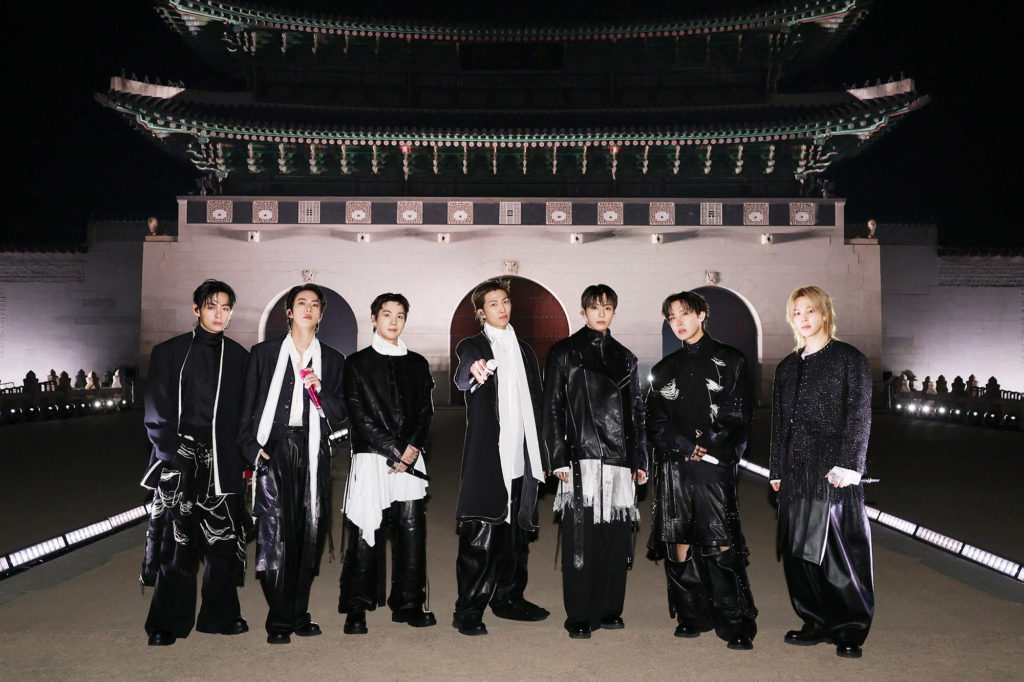 Mỹ nam đẹp nhất thế giới bị ruồng bỏ, c&ocirc;ng ty quản l&yacute; BTS &ldquo;th&ecirc;m dầu v&agrave;o lửa&rdquo;- Ảnh 1.