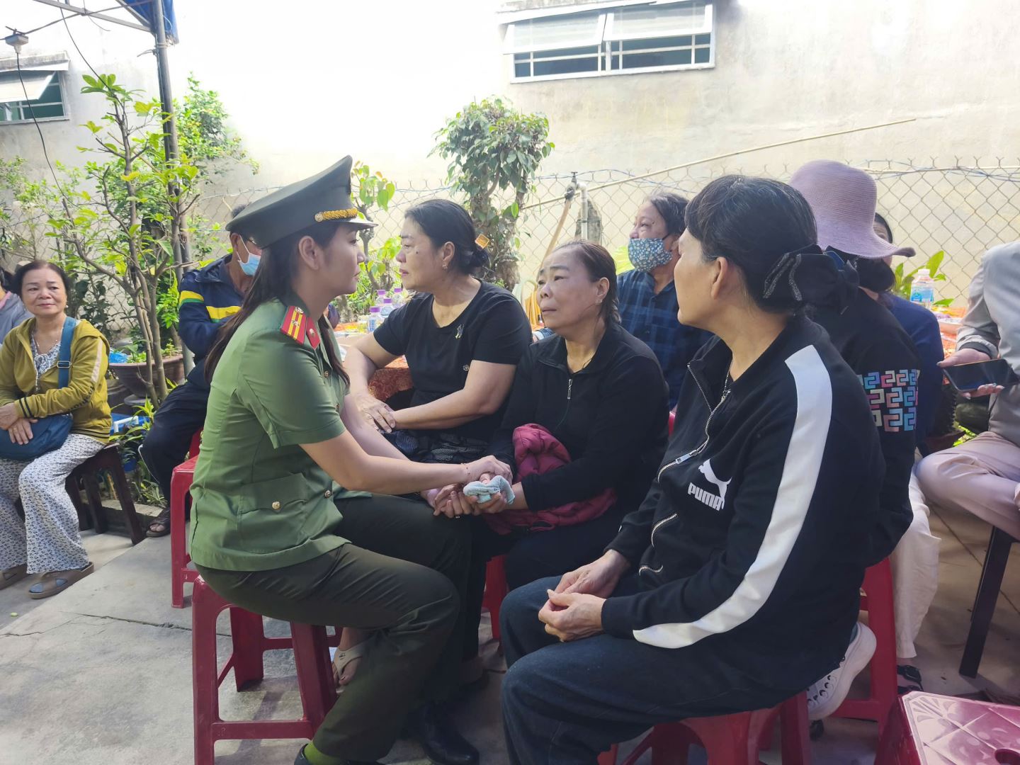 Căn nhà nhỏ ngày tang lễ của Thiếu tá hy sinh trong vụ "cát tặc", hình ảnh người vợ trẻ ôm con 8 tháng tuổi đầy xót xa- Ảnh 4. Căn nhà nhỏ ngày tang lễ của Thiếu tá hy sinh trong vụ "cát tặc", hình ảnh người vợ trẻ ôm con 8 tháng tuổi đầy xót xa- Ảnh 4.