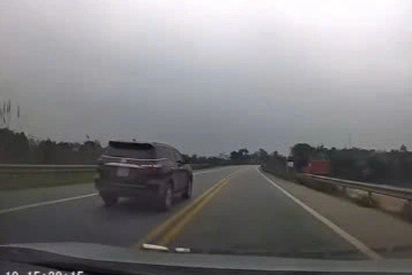 Phạt t&agrave;i xế xe biển xanh vượt ẩu tr&ecirc;n cao tốc Nội B&agrave;i - L&agrave;o Cai- Ảnh 1.