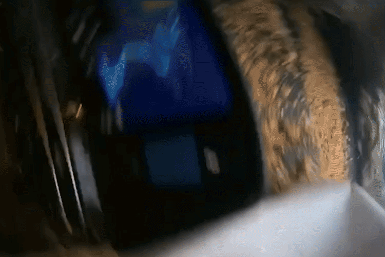 Đang đi tr&ecirc;n đường n&uacute;i, chiếc &ocirc; t&ocirc; bị đất đ&aacute; đổ xuống lấp k&iacute;n xe, camera ghi lại khoảnh khắc kinh ho&agrave;ng- Ảnh 2.