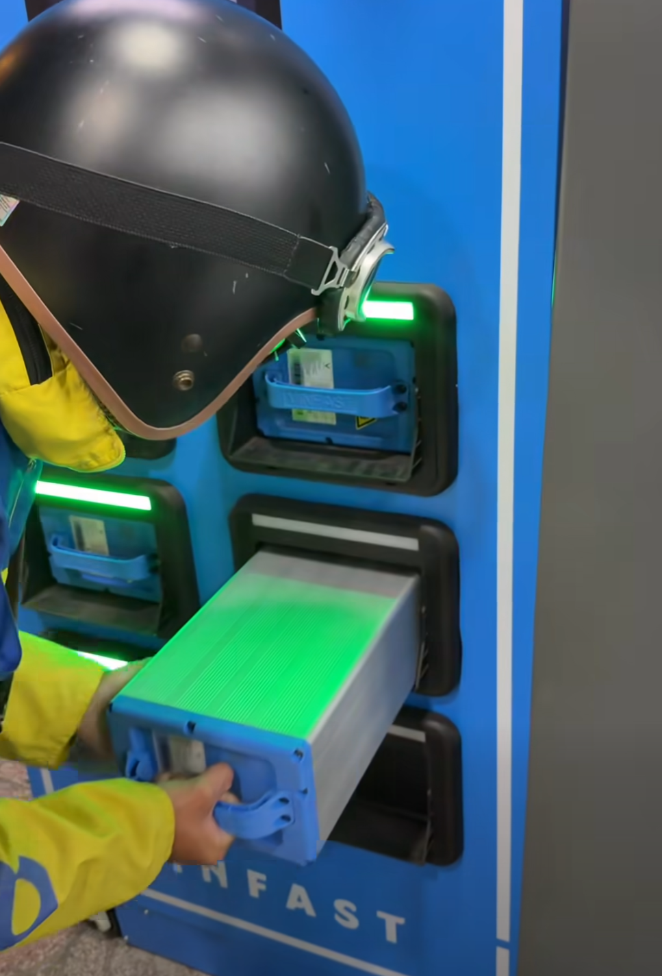 Đổi pin giờ nhanh như thế này thì sao phải đi xe xăng nữa nhỉ?- Ảnh 3. Đổi pin giờ nhanh như thế này thì sao phải đi xe xăng nữa nhỉ?- Ảnh 3.