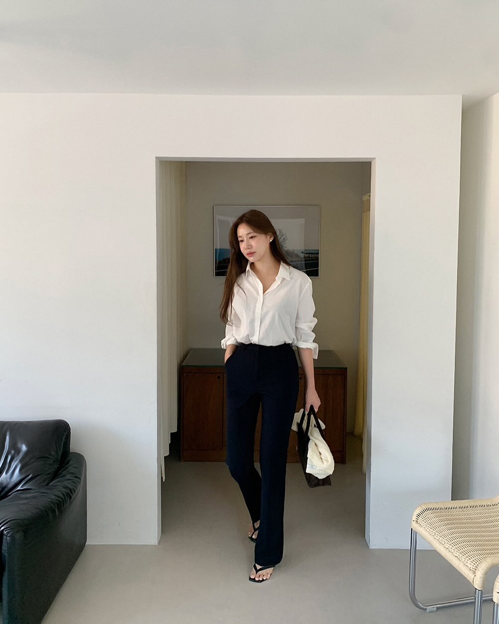 &Aacute;o trắng l&agrave; số 1 trong tủ đồ m&ugrave;a h&egrave;: 4 c&aacute;ch diện đơn giản nhưng s&agrave;nh điệu xuất sắc cho mọi n&agrave;ng- Ảnh 10.