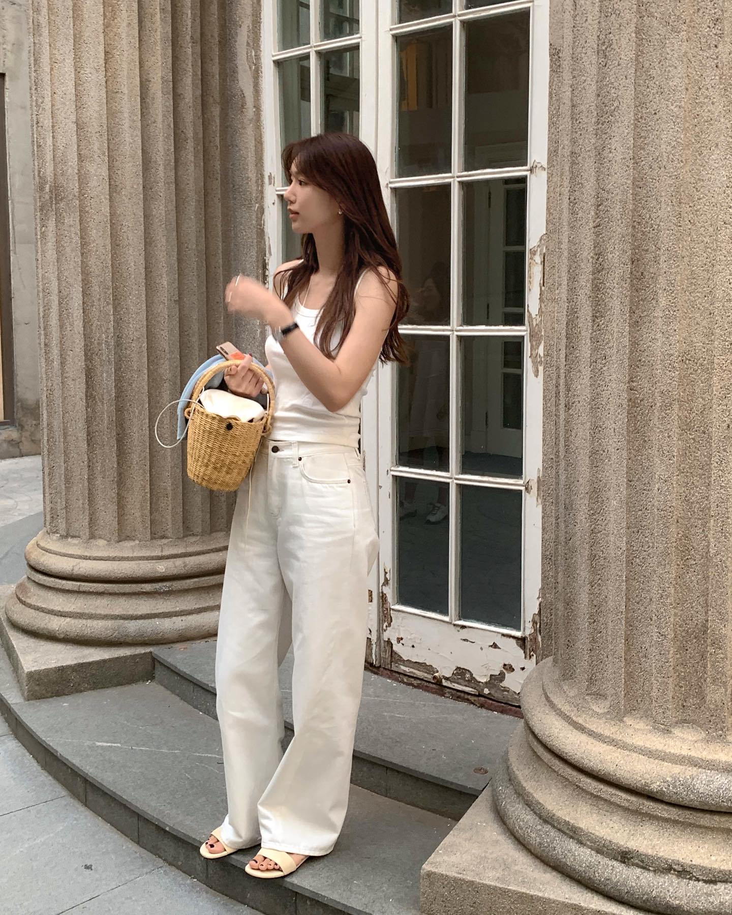 &Aacute;o trắng l&agrave; số 1 trong tủ đồ m&ugrave;a h&egrave;: 4 c&aacute;ch diện đơn giản nhưng s&agrave;nh điệu xuất sắc cho mọi n&agrave;ng- Ảnh 2.