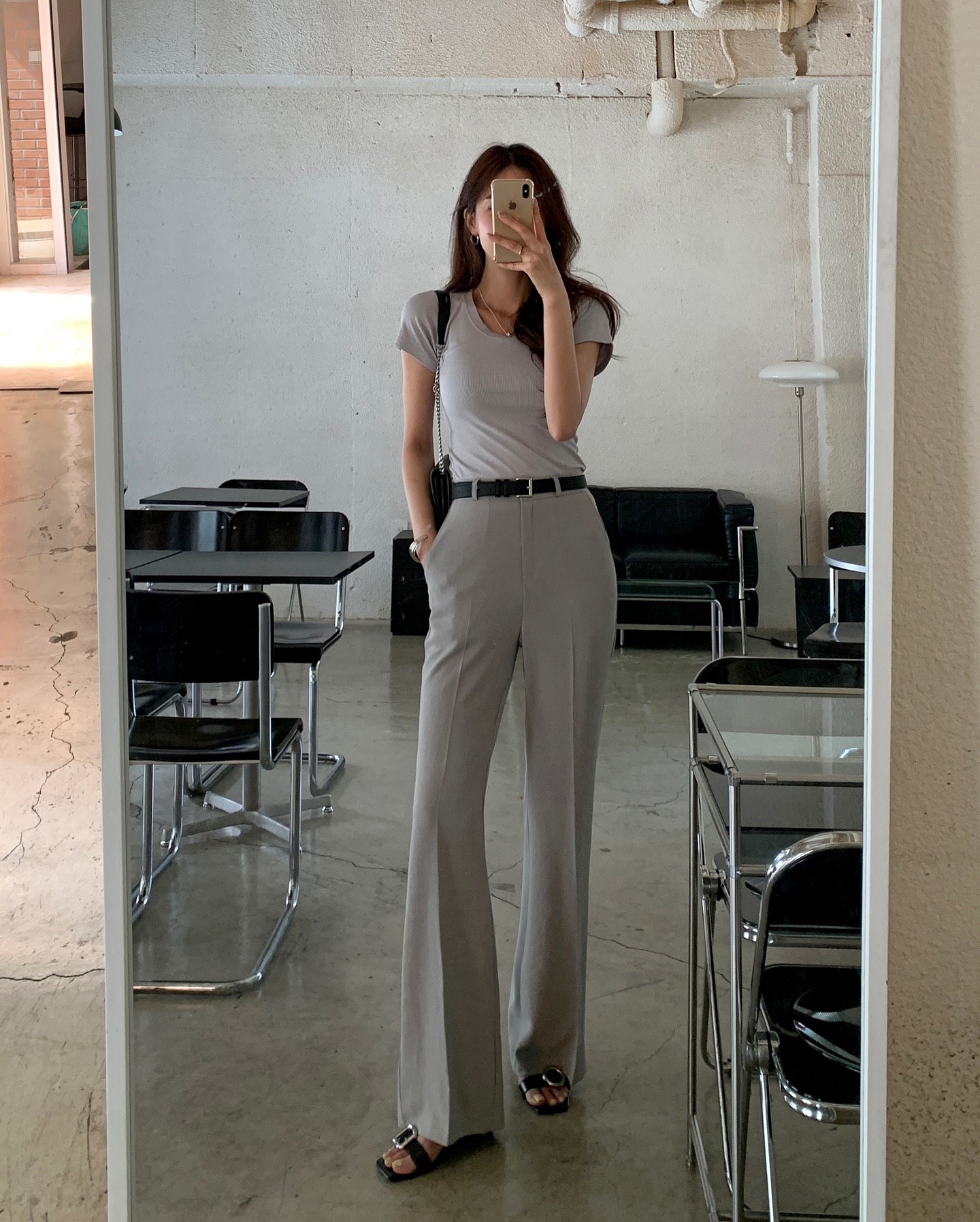 5 c&ocirc;ng thức diện đồ m&agrave;u trung t&iacute;nh đơn giản nhưng si&ecirc;u cuốn h&uacute;t, mặc đẹp chỉ trong 3 ph&uacute;t l&agrave; c&oacute; thật- Ảnh 5.