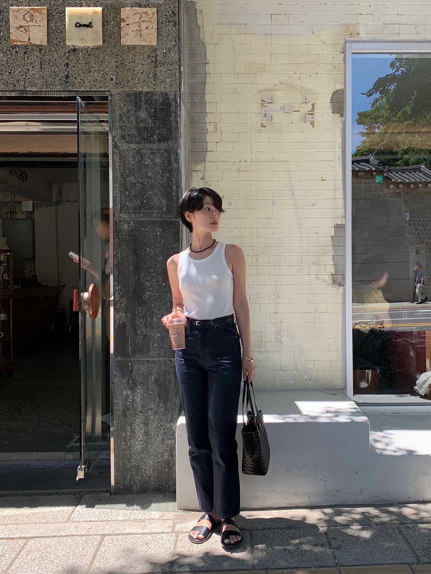 &Aacute;o trắng l&agrave; số 1 trong tủ đồ m&ugrave;a h&egrave;: 4 c&aacute;ch diện đơn giản nhưng s&agrave;nh điệu xuất sắc cho mọi n&agrave;ng- Ảnh 6.