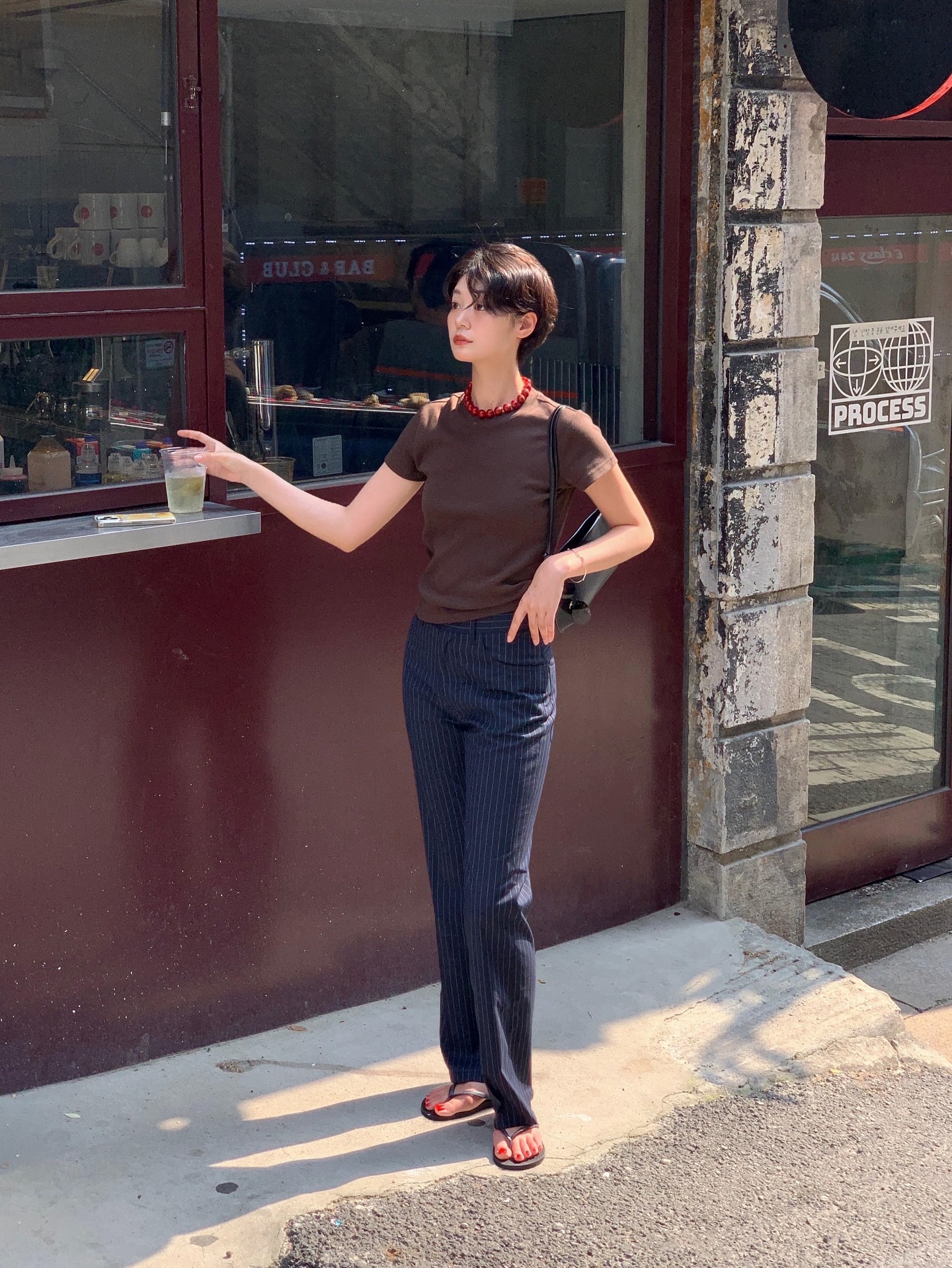 5 c&ocirc;ng thức diện đồ m&agrave;u trung t&iacute;nh đơn giản nhưng si&ecirc;u cuốn h&uacute;t, mặc đẹp chỉ trong 3 ph&uacute;t l&agrave; c&oacute; thật- Ảnh 6.