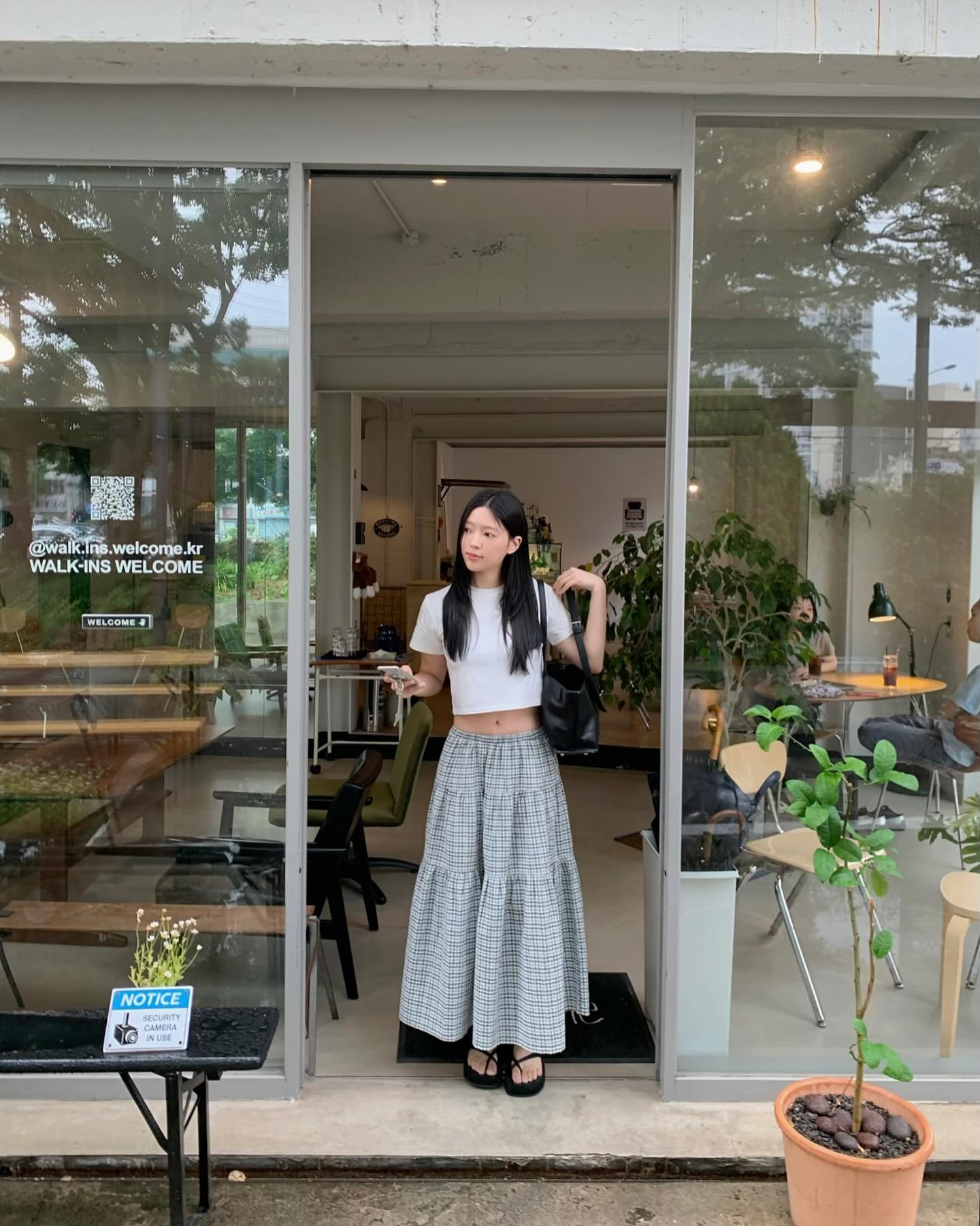 &Aacute;o trắng l&agrave; số 1 trong tủ đồ m&ugrave;a h&egrave;: 4 c&aacute;ch diện đơn giản nhưng s&agrave;nh điệu xuất sắc cho mọi n&agrave;ng- Ảnh 5.