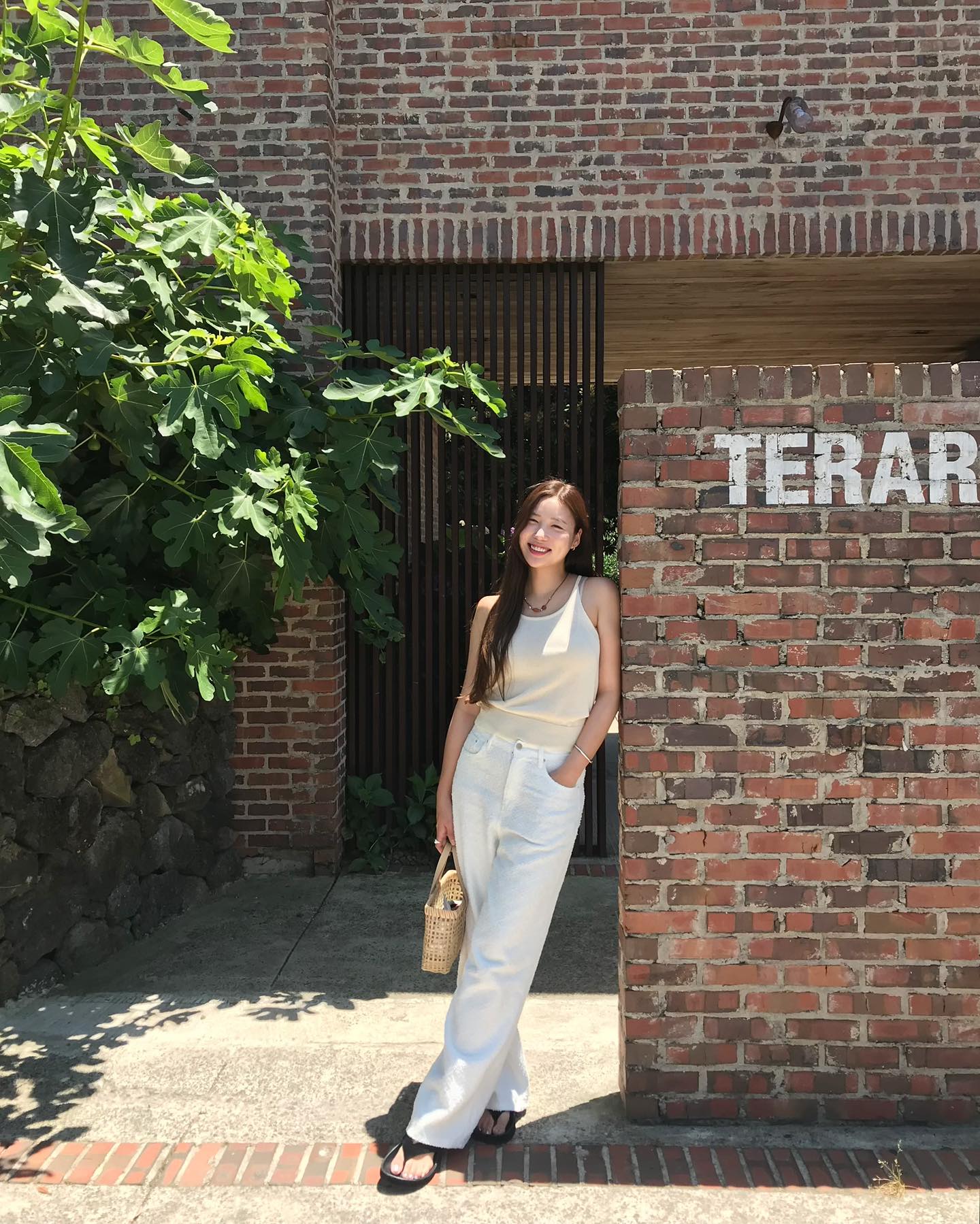 &Aacute;o trắng l&agrave; số 1 trong tủ đồ m&ugrave;a h&egrave;: 4 c&aacute;ch diện đơn giản nhưng s&agrave;nh điệu xuất sắc cho mọi n&agrave;ng- Ảnh 3.