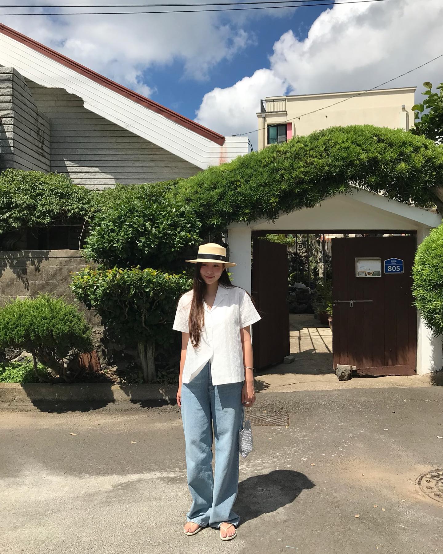 &Aacute;o trắng l&agrave; số 1 trong tủ đồ m&ugrave;a h&egrave;: 4 c&aacute;ch diện đơn giản nhưng s&agrave;nh điệu xuất sắc cho mọi n&agrave;ng- Ảnh 7.