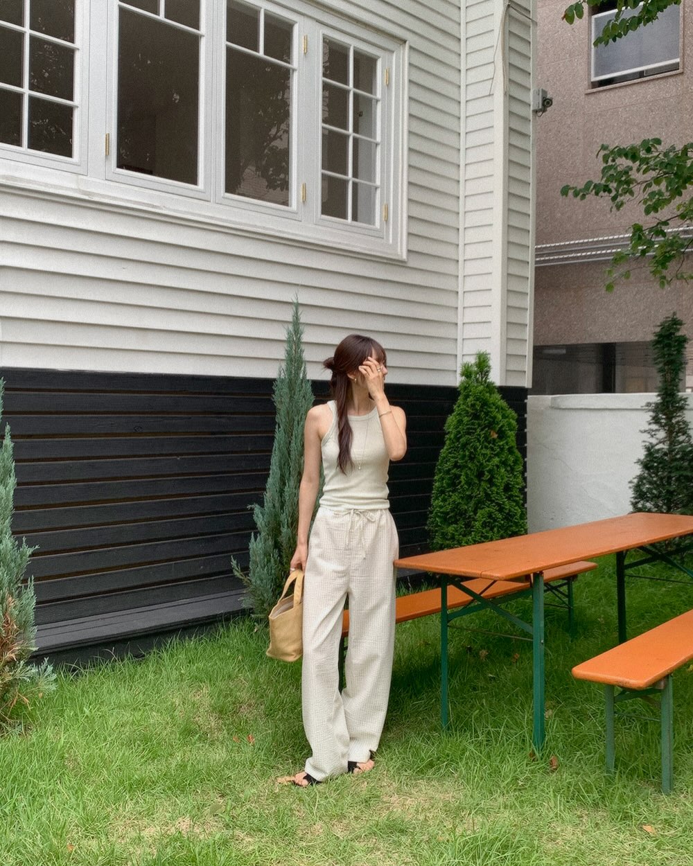 5 c&ocirc;ng thức diện đồ m&agrave;u trung t&iacute;nh đơn giản nhưng si&ecirc;u cuốn h&uacute;t, mặc đẹp chỉ trong 3 ph&uacute;t l&agrave; c&oacute; thật- Ảnh 4.