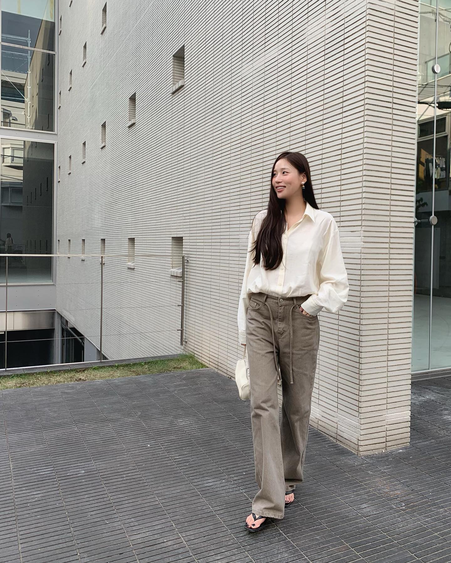 &Aacute;o trắng l&agrave; số 1 trong tủ đồ m&ugrave;a h&egrave;: 4 c&aacute;ch diện đơn giản nhưng s&agrave;nh điệu xuất sắc cho mọi n&agrave;ng- Ảnh 8.