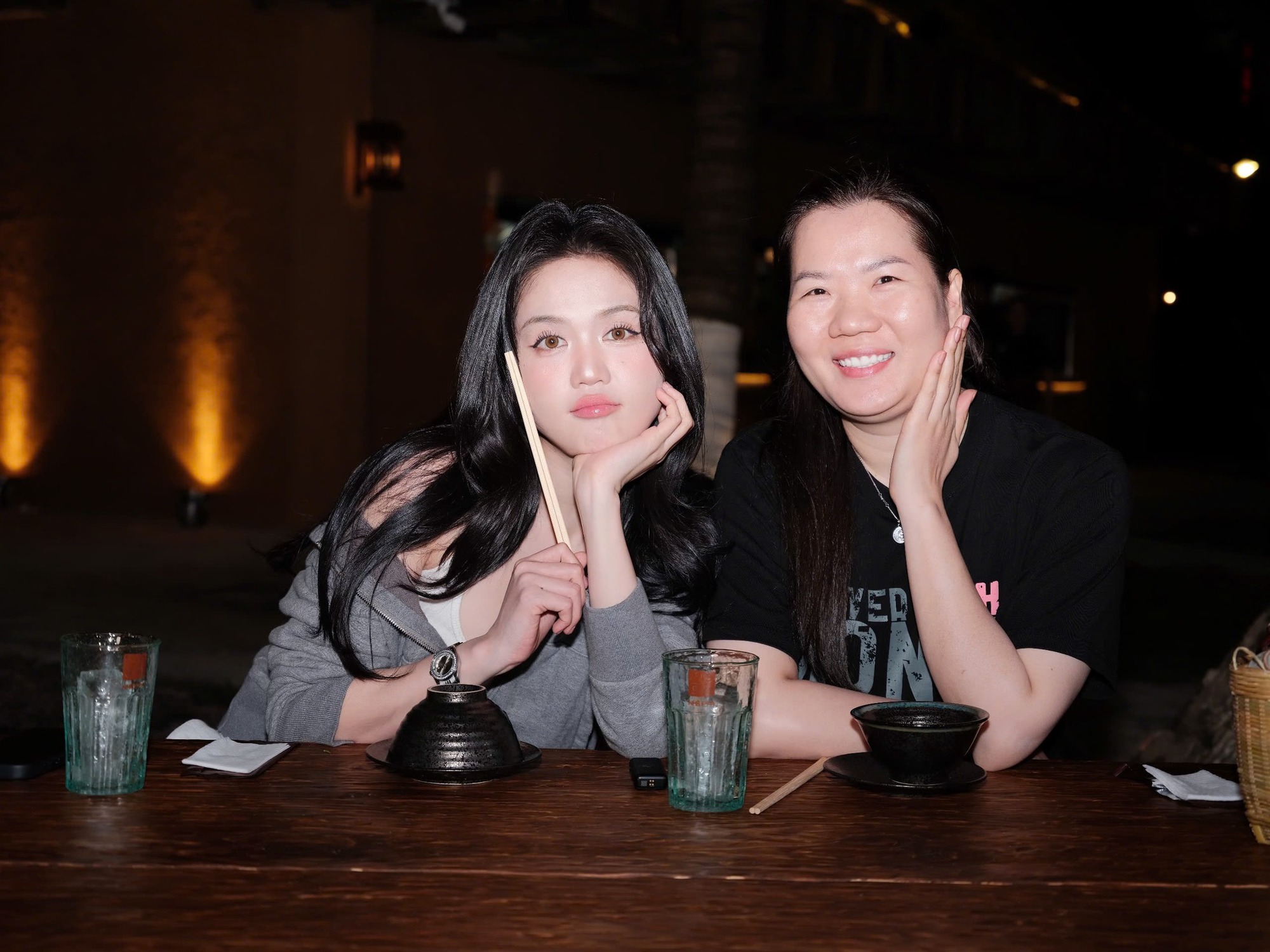 C&ocirc; g&aacute;i đổi đời nhờ l&agrave;m trợ l&yacute; nghệ sĩ: Ở resort cao cấp đến check-in du thuyền, rảnh rỗi c&ograve;n đi đ&oacute;ng phim- Ảnh 10.