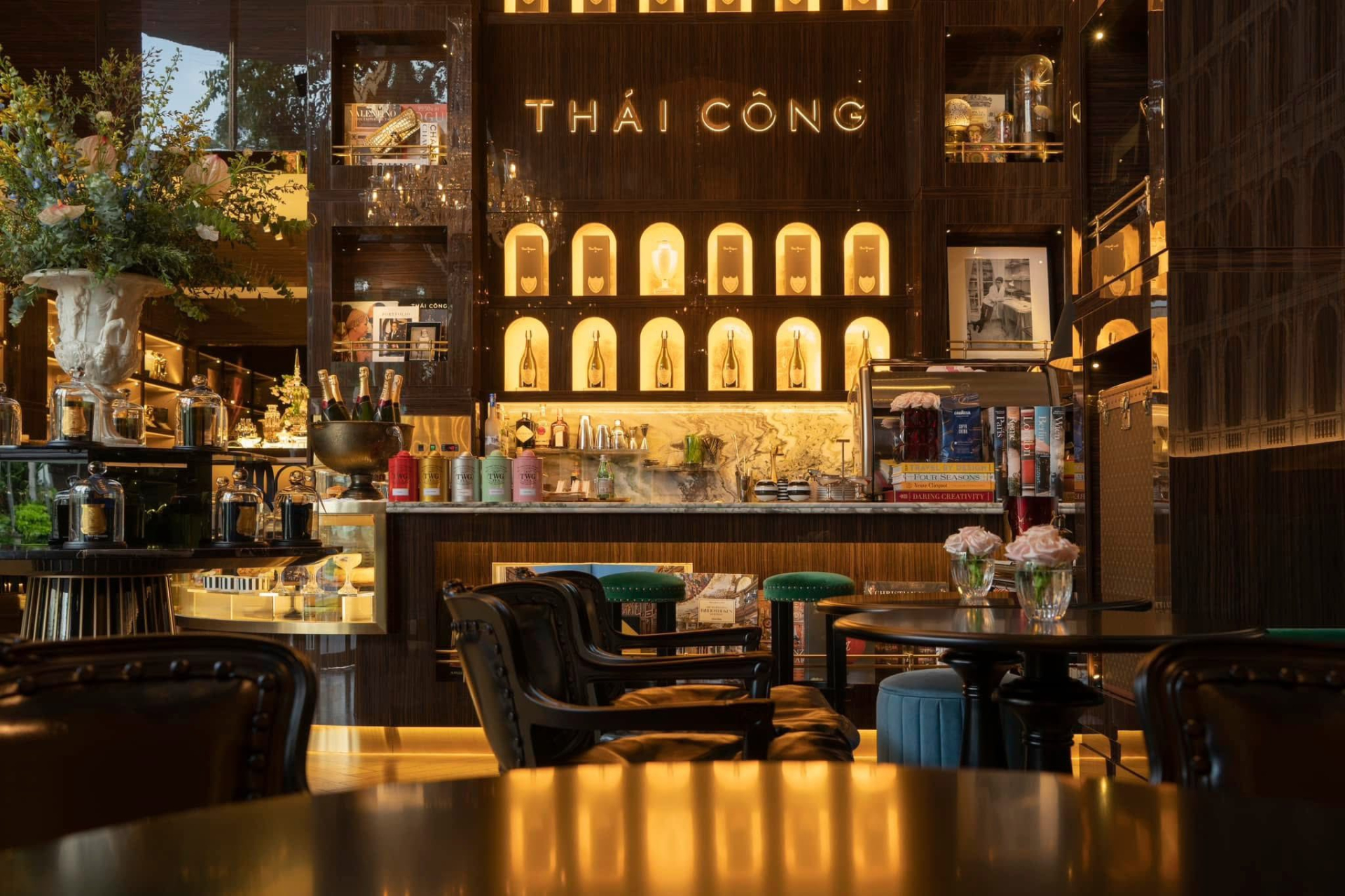 Chuyện g&igrave; đang xảy ra trong qu&aacute;n c&agrave; ph&ecirc; của Th&aacute;i C&ocirc;ng?- Ảnh 2.