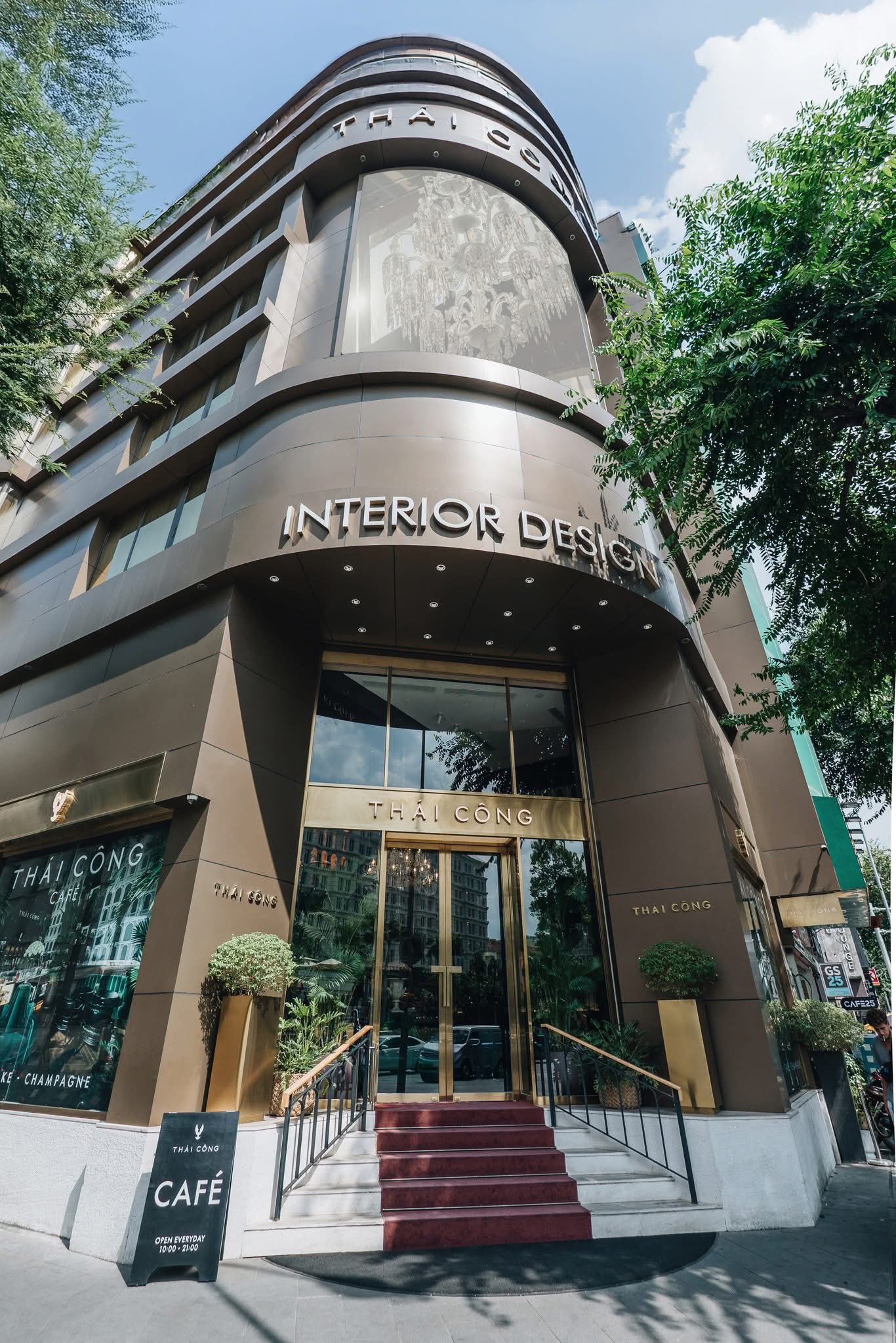 Chuyện g&igrave; đang xảy ra trong qu&aacute;n c&agrave; ph&ecirc; của Th&aacute;i C&ocirc;ng?- Ảnh 1.