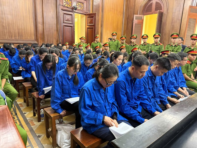 "Đầu độc" thị trường bằng 220.000 phiếu kiểm nghiệm giả, 50 bị cáo xin giảm án- Ảnh 1. "Đầu độc" thị trường bằng 220.000 phiếu kiểm nghiệm giả, 50 bị cáo xin giảm án- Ảnh 1.