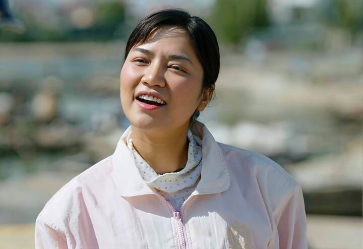 Người đ&agrave;n b&agrave; l&agrave;ng ch&agrave;i "chửi như h&aacute;t" tr&ecirc;n phim giờ v&agrave;ng VTV: Ngo&agrave;i đời xinh bất ngờ, lại th&ecirc;m style đẹp miễn ch&ecirc;- Ảnh 1.