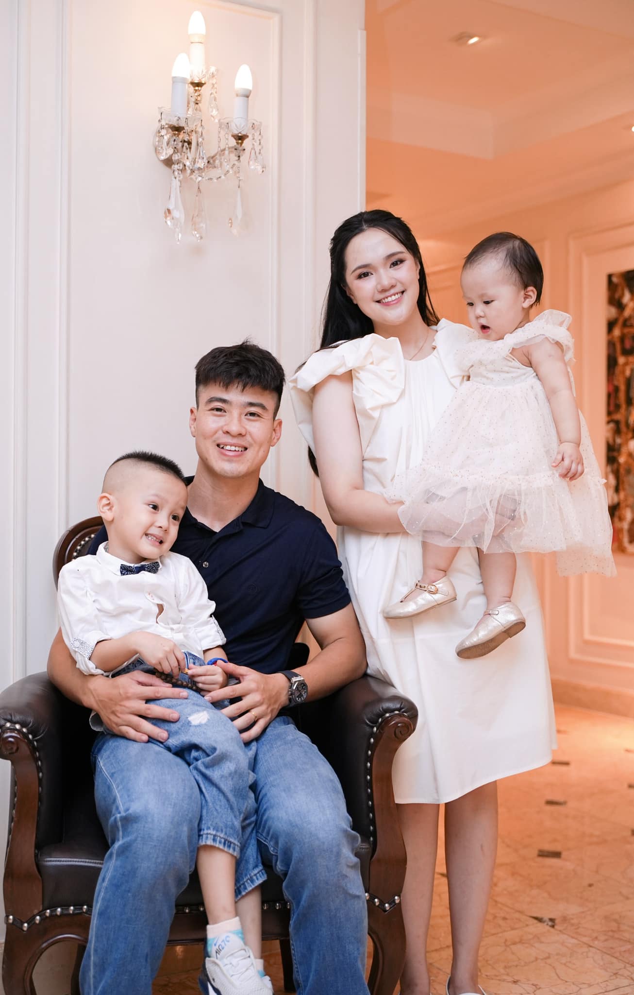 Vợ Duy Mạnh chuẩn &ldquo;ph&uacute; b&agrave;&rdquo; l&agrave;ng b&oacute;ng đ&aacute;: Ở nh&agrave; phố cổ, unbox "rổ" đồ hiệu, sang chảnh đi ăn cưới l&agrave;m "m&aacute;t mặt" chồng- Ảnh 4.