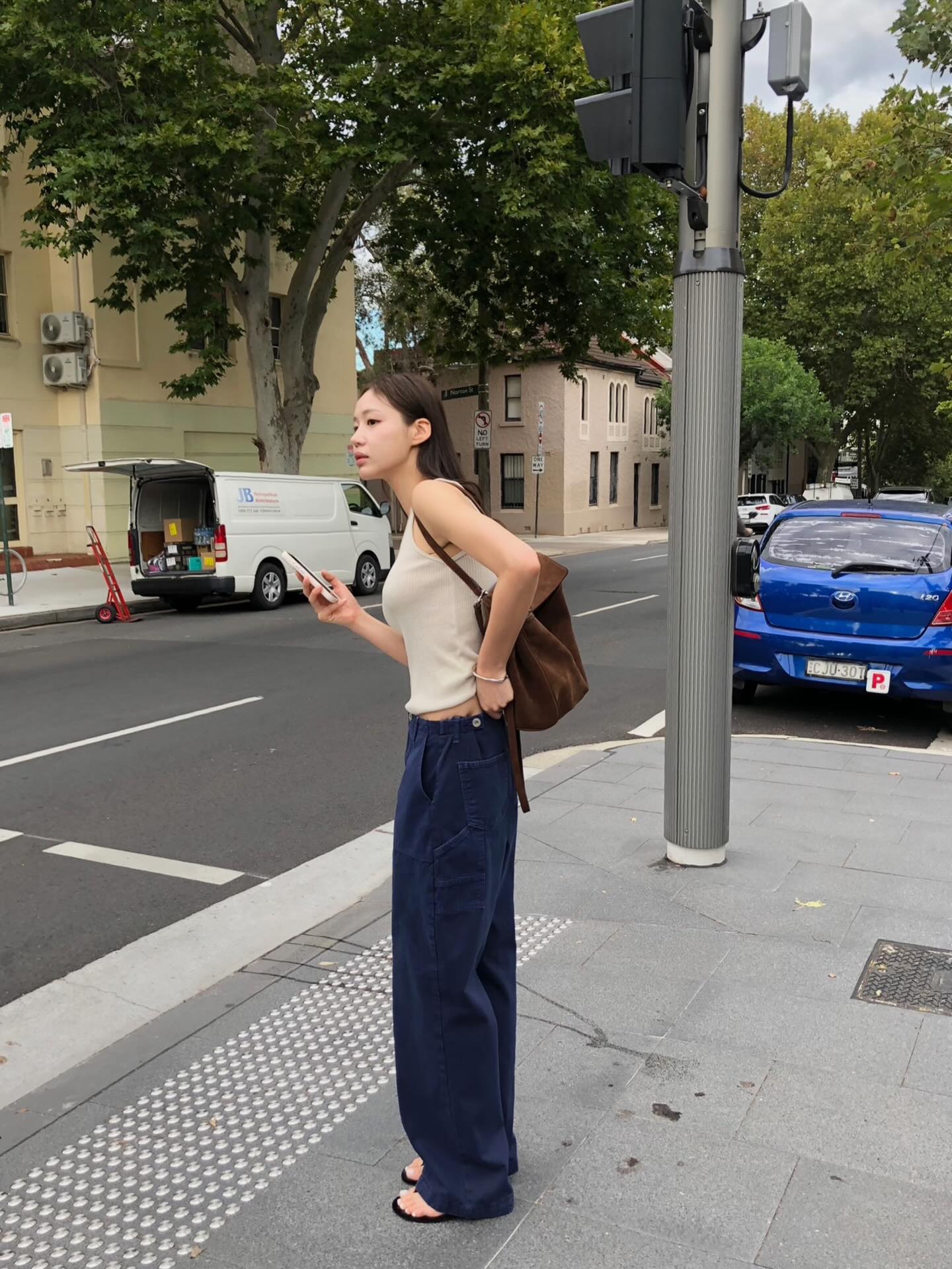 &Aacute;o trắng l&agrave; số 1 trong tủ đồ m&ugrave;a h&egrave;: 4 c&aacute;ch diện đơn giản nhưng s&agrave;nh điệu xuất sắc cho mọi n&agrave;ng- Ảnh 9.