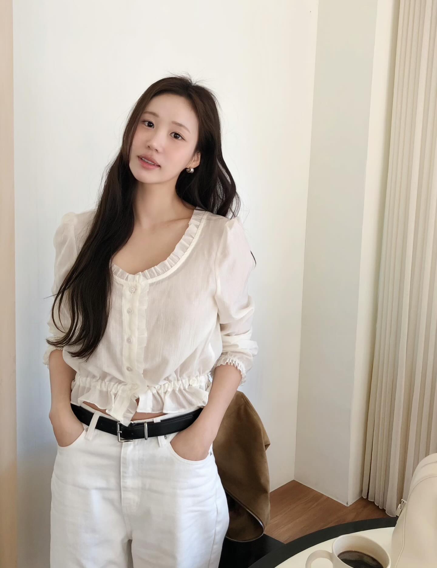 &Aacute;o trắng l&agrave; số 1 trong tủ đồ m&ugrave;a h&egrave;: 4 c&aacute;ch diện đơn giản nhưng s&agrave;nh điệu xuất sắc cho mọi n&agrave;ng- Ảnh 1.