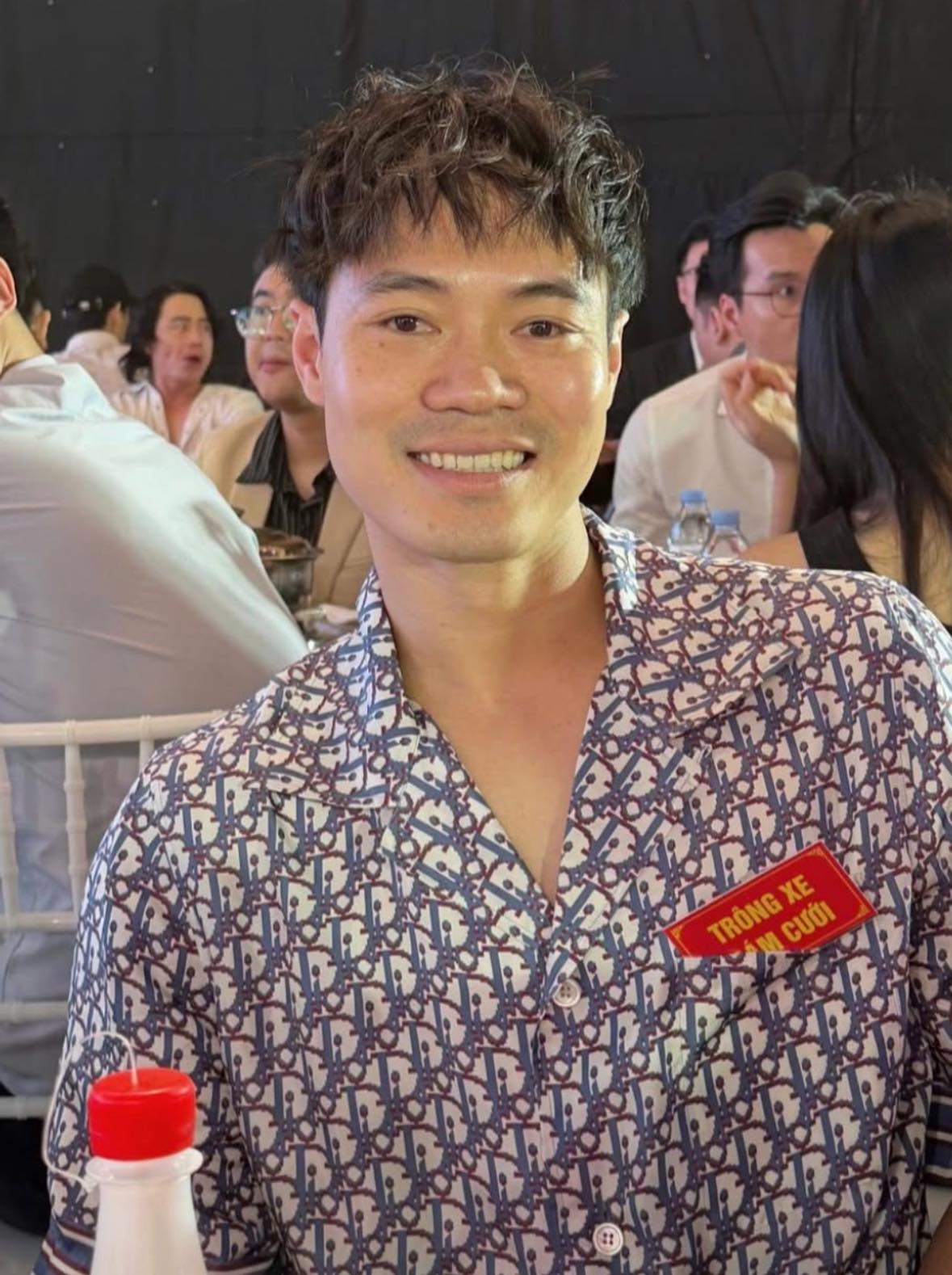 Văn To&agrave;n diện vest cực bảnh, từng &ldquo;tr&ocirc;ng xe đ&aacute;m cưới&rdquo; nay nhận nhiệm vụ đặc biệt trong lễ cưới Đức Huy - MC M&ugrave; Tạt- Ảnh 2.