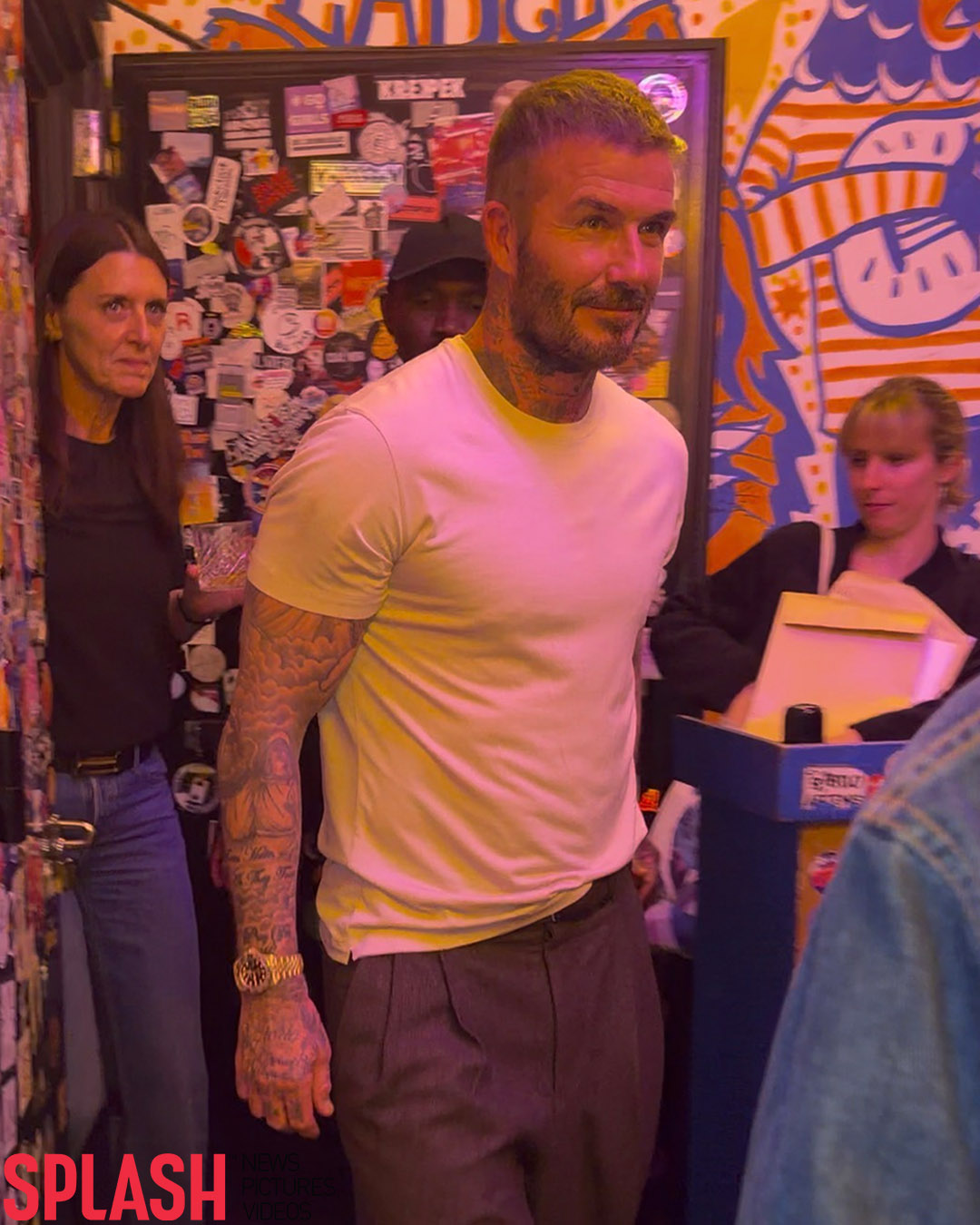 Brooklyn Beckham "ngó lơ" cha ruột David Beckham, đi ăn tối cùng bạn bè giữa tin đồn rạn nứt- Ảnh 3. Brooklyn Beckham "ngó lơ" cha ruột David Beckham, đi ăn tối cùng bạn bè giữa tin đồn rạn nứt- Ảnh 3.