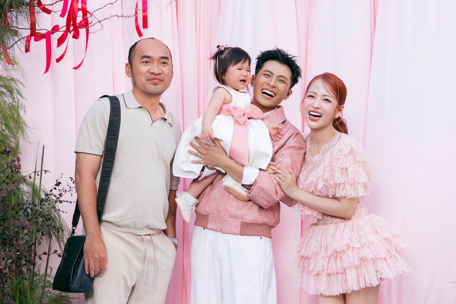 Tiệc th&ocirc;i n&ocirc;i quy tụ cả showbiz của con g&aacute;i Puka: Ho&agrave; Minzy lẻ b&oacute;ng, 1 đ&ocirc;i lộ diện giữa tin đồn c&oacute; tin vui- Ảnh 8.