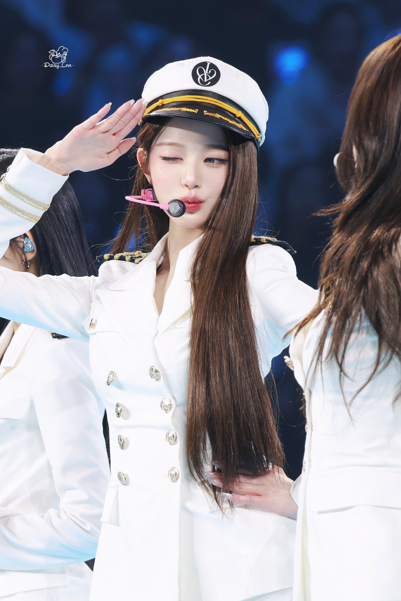 Cả nh&oacute;m mỹ nh&acirc;n bị đối xử bất c&ocirc;ng để l&agrave;m nền cho c&ocirc;ng ch&uacute;a Kpop: Nổi bật đ&acirc;u kh&ocirc;ng thấy, lộ cả t&aacute; khuyết điểm- Ảnh 4.